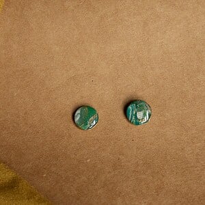 Oorbellen | faux agate green studs