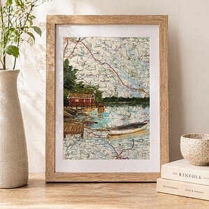 Origineel kunstwerk op kaart Zweden – Lakeside Cabin – handgeschilderd acryl, ingelijst 23 x 33 cm (ca. A4) uniek