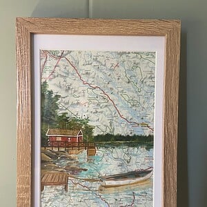 Origineel kunstwerk op kaart Zweden – Lakeside Cabin – handgeschilderd acryl, ingelijst 23 x 33 cm (ca. A4) uniek