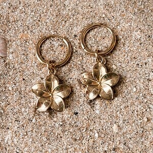 Plumeria oorbellen goud