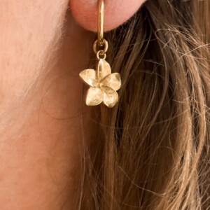 Plumeria oorbellen goud