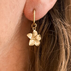 Plumeria oorbellen goud