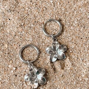 Plumeria oorbellen zilver