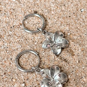Plumeria oorbellen zilver
