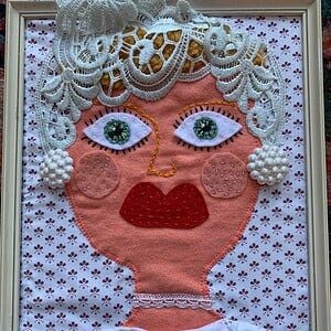 Portret van een mooie dame in een lijstje