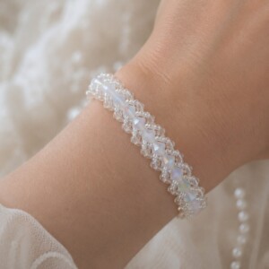 Romantisch & Tijdloos, handgemaakte bridal armband met Swarovski bicones