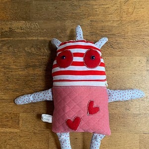 Rood zorgenvriendje met hartjes