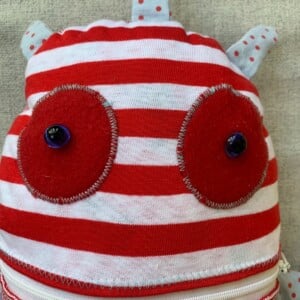 Rood zorgenvriendje met hartjes