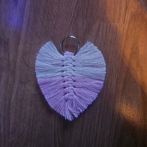 Roze macrame blad sleutelhanger