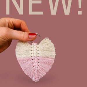 Roze macrame blad sleutelhanger