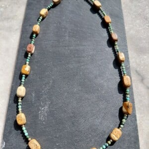 Sandy Beach: ketting met zandbruine jaspis en Afrikaanse turkoois
