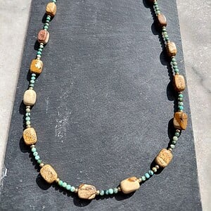 Sandy Beach: ketting met zandbruine jaspis en Afrikaanse turkoois