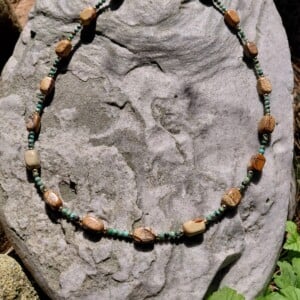 Sandy Beach: ketting met zandbruine jaspis en Afrikaanse turkoois