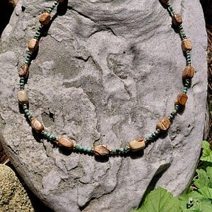 Sandy Beach: ketting met zandbruine jaspis en Afrikaanse turkoois