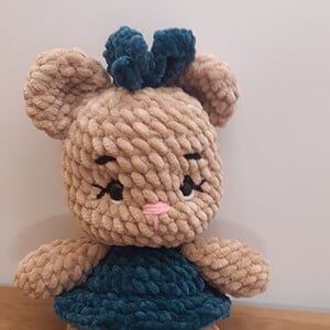 Schattige Beer 'Rina' Ballerina. Gehaakte knuffel uit velvet garen.