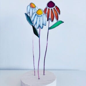 Set van handgemaakte glas-in-loodmadeliefjes met een houten standaard | Tiffany