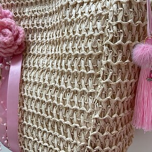 Stro schoudertas versiert roze roosjes en kwastjes en meer!