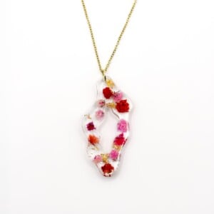 Subtiele Ketting met Grote Organische Hanger Gevuld met Echt Gipskruid uit Den Haag (GirlMeetsDenHaag x CH Design)