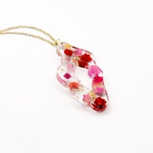 Subtiele Ketting met Grote Organische Hanger Gevuld met Echt Gipskruid uit Den Haag (GirlMeetsDenHaag x CH Design)