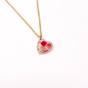 Subtiele Ketting met Hartjes Hanger Gevuld met Echt Gipskruid uit Den Haag (GirlMeetsDenHaag x CH Design)