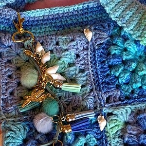 Tas/cross-over band Ocean Blue met schelpjes en Tashanger versiert