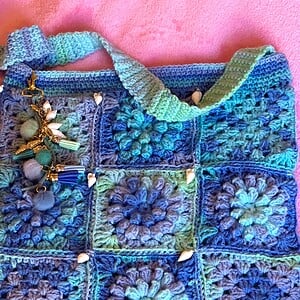 Tas/cross-over band Ocean Blue met schelpjes en Tashanger versiert