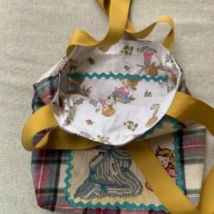 Tote bag met borduurwerk van een biddend jongetje