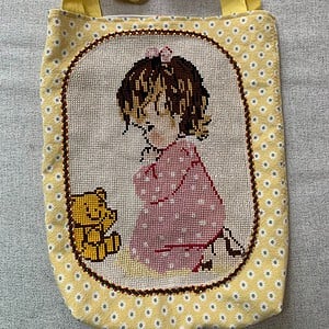 Tote bag met borduurwerk van een biddend meisje