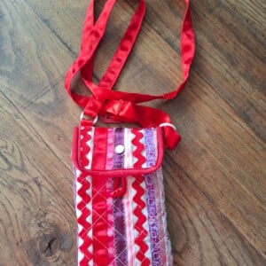 Uniek Handgemaakt: Cross-body Telefoontasje "Ribbon Red"
