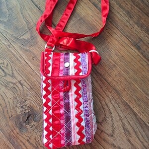 Uniek Handgemaakt: Cross-body Telefoontasje "Ribbon Red"
