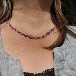 Violet Night: ketting met vierkante fluoriet en robijntjes