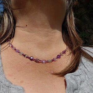 Violet Night: ketting met vierkante fluoriet en robijntjes