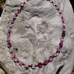 Violet Night: ketting met vierkante fluoriet en robijntjes