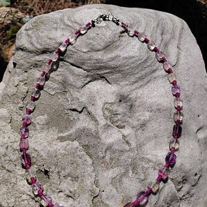 Violet Night: ketting met vierkante fluoriet en robijntjes
