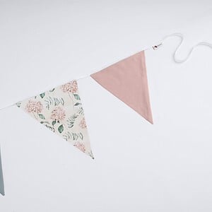 Vlaggenlijn Dreamy Blossom | Pastel kleur (Roze / Licht blauw / Neutraal) met bloemen slinger met driehoek vlaggetjes gemaakt van stof