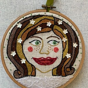 Wandhanger met een mooie geborduurde meisje