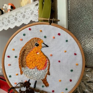 Wandhangertje met geborduurd roodborstje