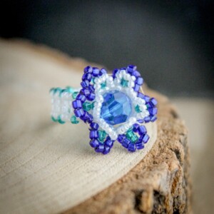 Winterbloem & Ijsblauw , handgemaakte kralenring met Swarovski crystal