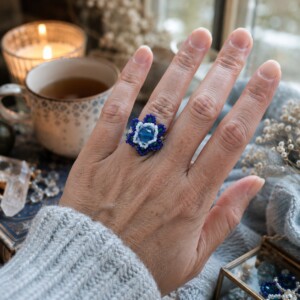 Winterbloem & Ijsblauw , handgemaakte kralenring met Swarovski crystal