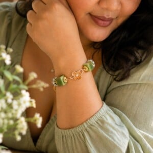 Zachtgroen & Cottagecore, wire wrapped armband met giethars en gekraalde kralen