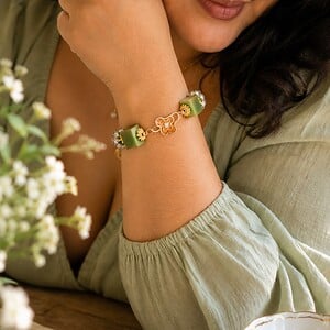 Zachtgroen & Cottagecore, wire wrapped armband met giethars en gekraalde kralen