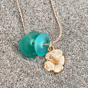 Zeeglas Hibiscus Ketting Goud