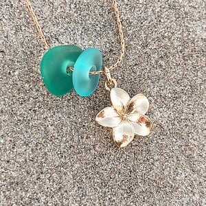 Zeeglas Plumeria Ketting Goud