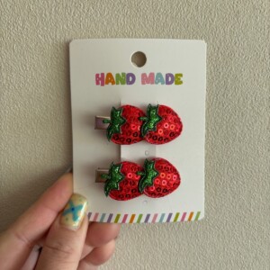 Alligator clips met aardbeien ?Rood)