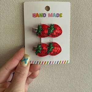 Alligator clips met aardbeien ?Rood)
