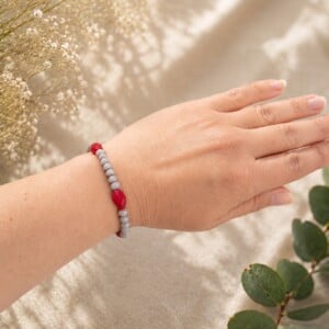 Armband en oorbellen set - met rode en grijze glaskralen.