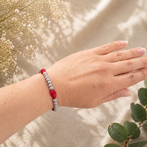 Armband en oorbellen set - met rode en grijze glaskralen.