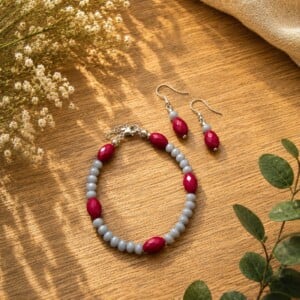 Armband en oorbellen set - met rode en grijze glaskralen.