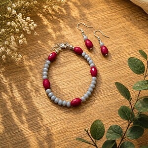 Armband en oorbellen set - met rode en grijze glaskralen.