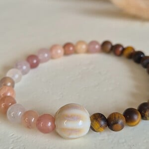 Armband met edelstenen, lavastenen en keramieke kraal | Blossom
